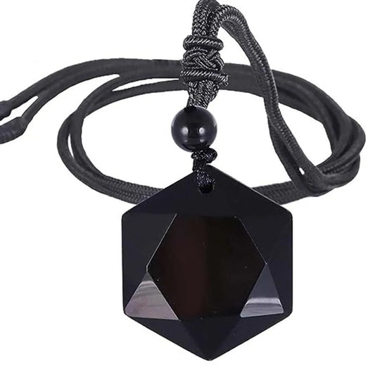 Collier agate noire hexagonale pendentif pierre naturelle fond blanc