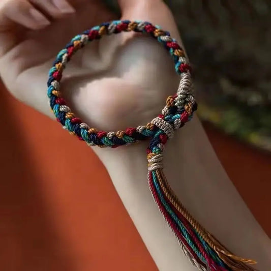 Détail nœud coulissant bracelet tibétain tressé femme