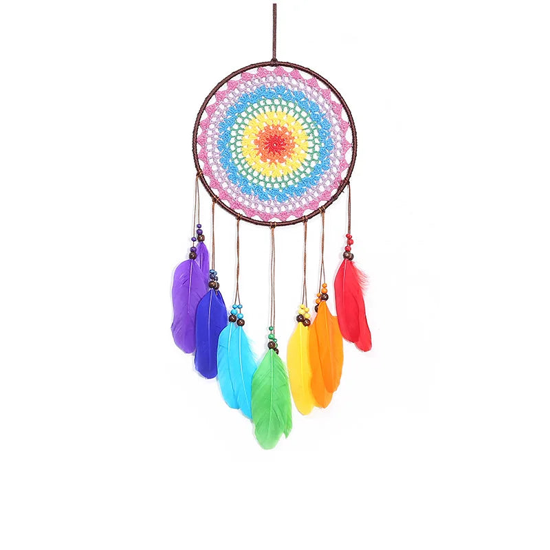 Attrape-rêve 7 chakras accroché près d'une fenêtre, reflets de lumière sur les anneaux