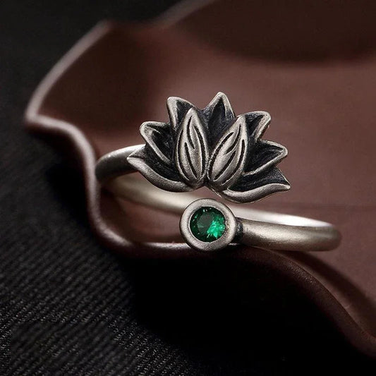 Bague lotus femme détail motif fleur de lotus et pierres cristal latérales
