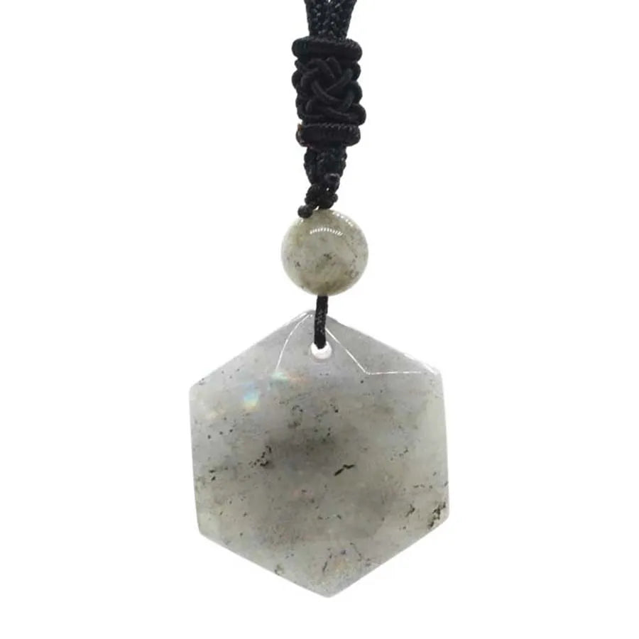 Détail surface polie agate noire pendentif hexagonal bouddhiste