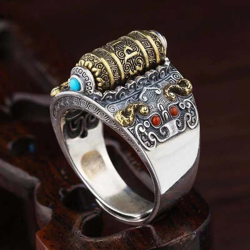 Bague tibétaine cuivre posée sur surface neutre bijou bouddhiste