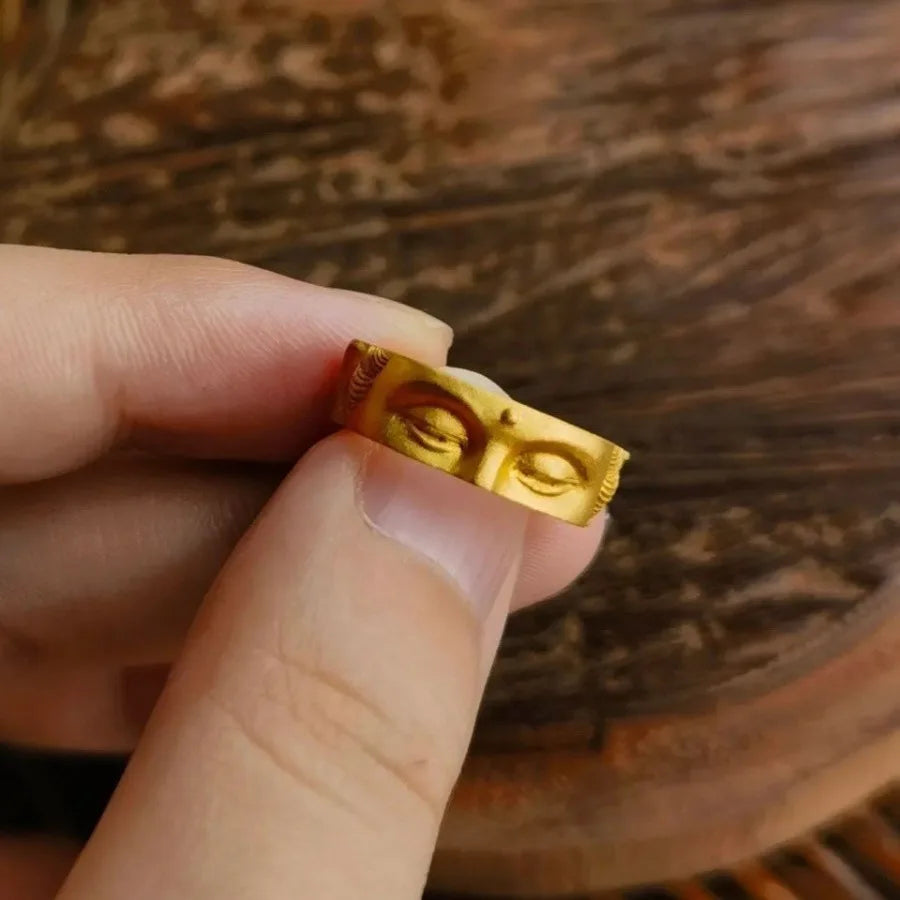 Bague yeux de bouddha finition noire, contraste graphique du motif ciselé