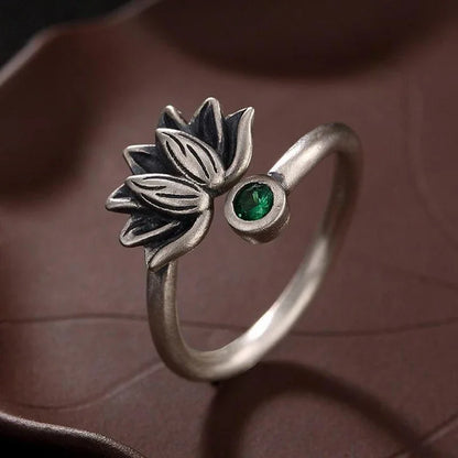 Bague lotus femme portée au doigt vue de profil plaqué argent