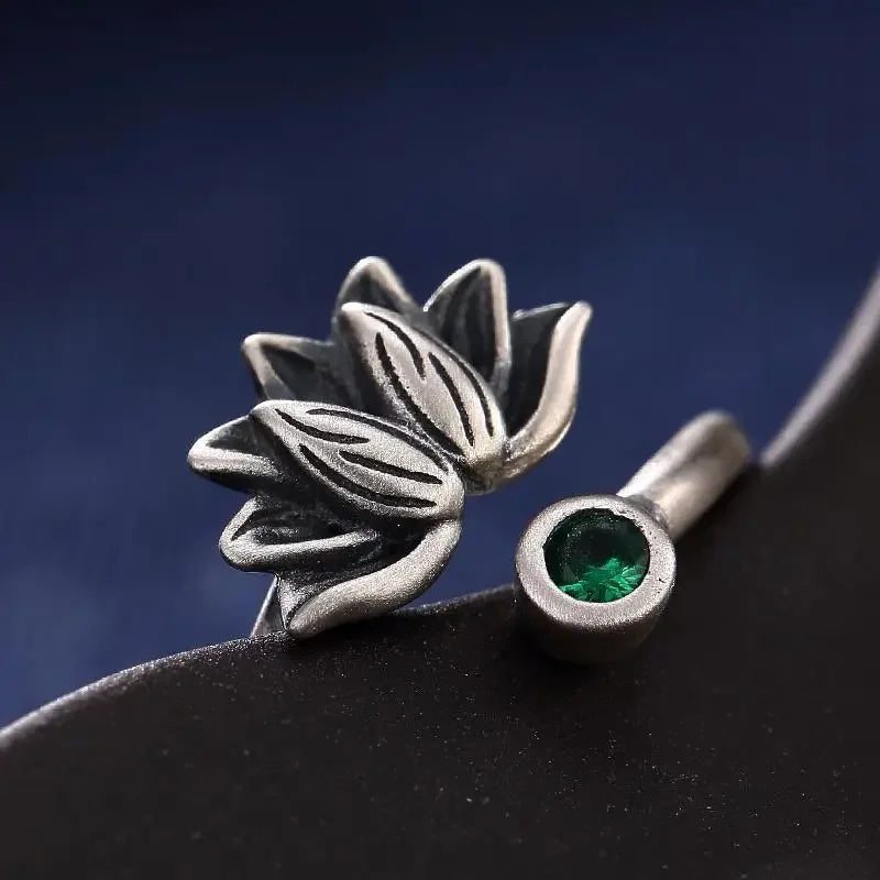 Bague lotus femme symbole padma bouddhiste fond neutre vue dessus