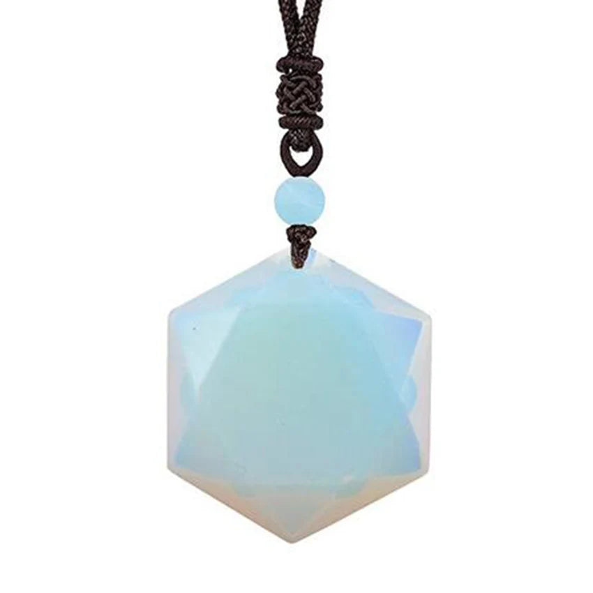Collier agate noire porté au cou chaîne 60 cm tenue sobre