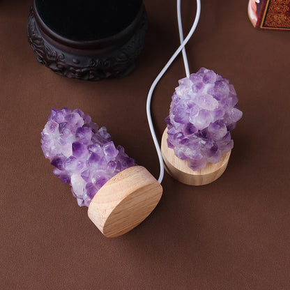 Détail des cristaux de quartz violet de la lampe améthyste