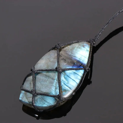 Pendentif labradorite naturelle forme ronde porté au cou vue de face