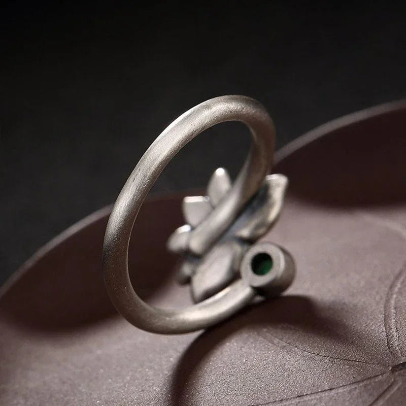 Bague lotus bouddhiste femme chalcédoine translucide gros plan pierre principale