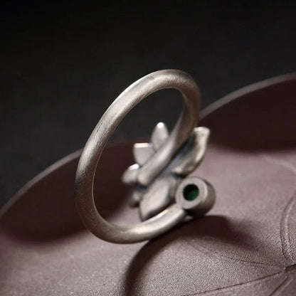 Bague lotus bouddhiste femme chalcédoine translucide gros plan pierre principale