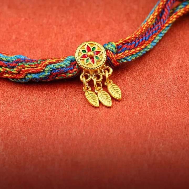 Bracelet bouddhiste tibétain tressé ajustable fond blanc détail nœud coulissant