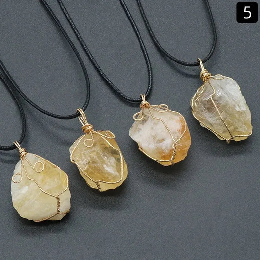 Collier pendentif cristal jaune pierre naturelle bouddhiste fond blanc