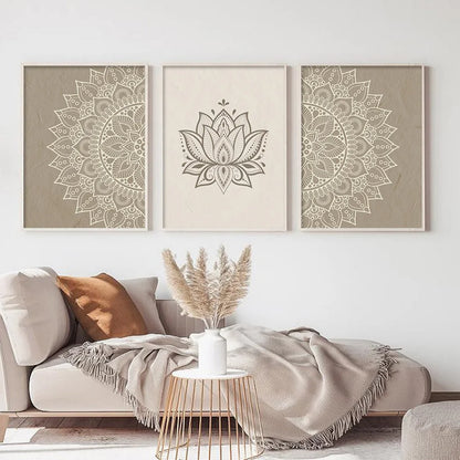 Tableau lotus beige panneau central accroché sur mur blanc