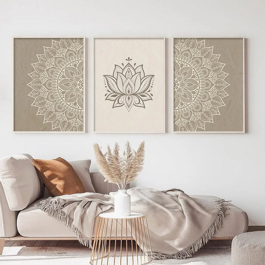 Tableau lotus beige panneau central accroché sur mur blanc