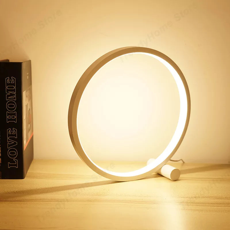 Lampe d'ambiance feng shui LED blanche allumée en lumière chaude sur table de chevet