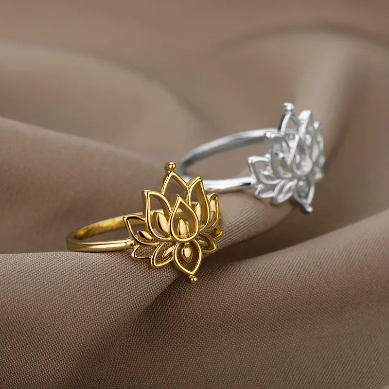 Bague lotus portée à la main, motif padma visible, bijou bouddhiste quotidien