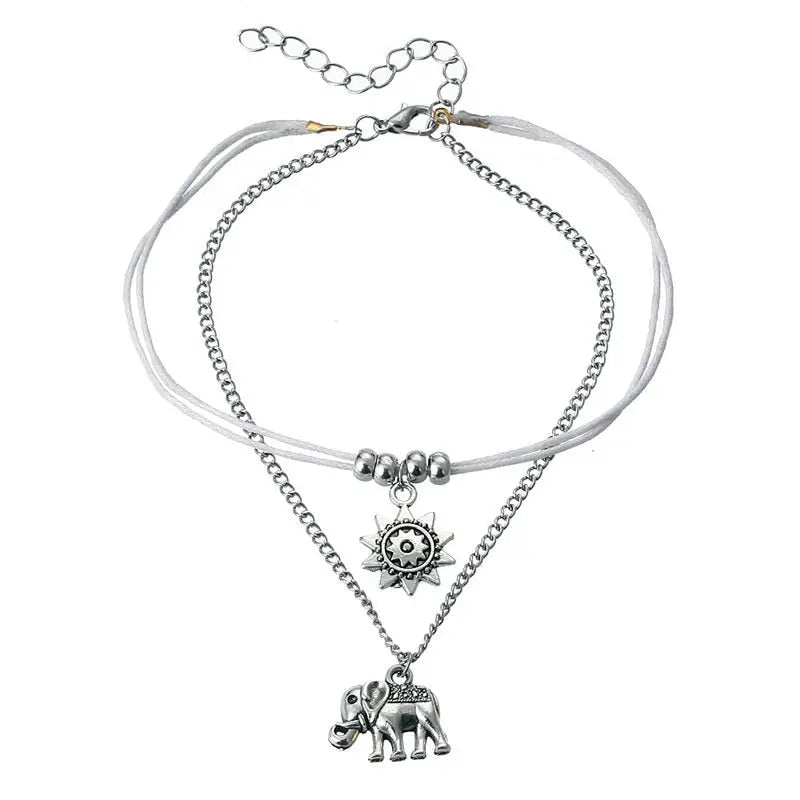 Pendentif éléphant bouddhiste doré, détail du bracelet de cheville réglable