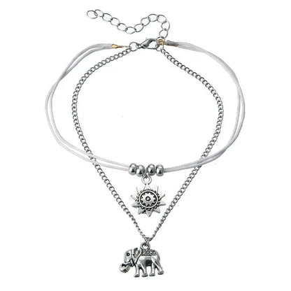 Pendentif éléphant bouddhiste doré, détail du bracelet de cheville réglable