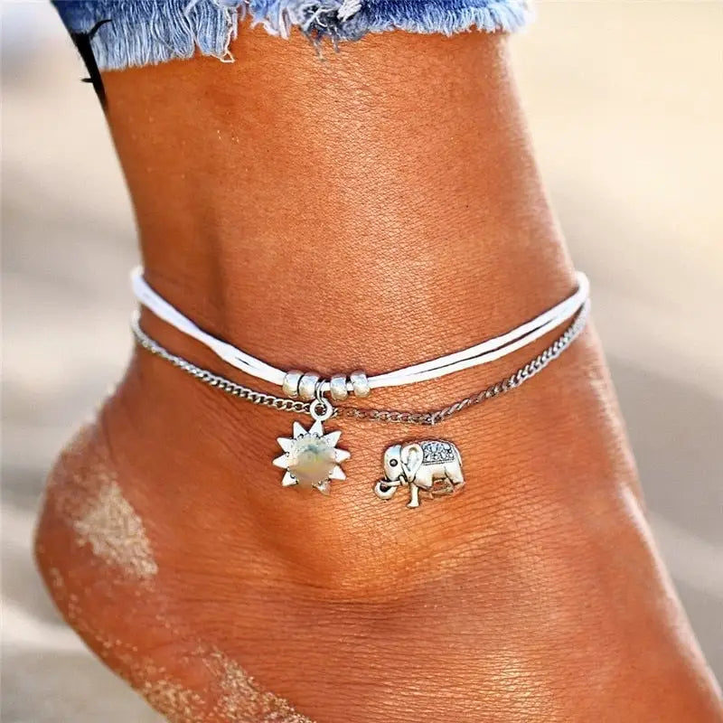 Bracelet de cheville éléphant d'Asie doré, vue générale sur fond clair