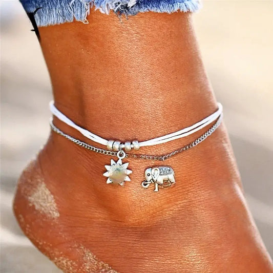 Bracelet de cheville éléphant d'Asie doré, vue générale sur fond clair