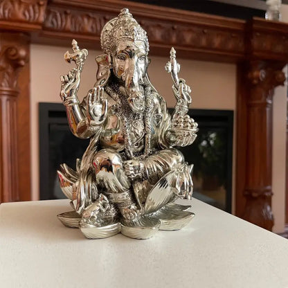 Statue Ganesh assis sur un Lotus